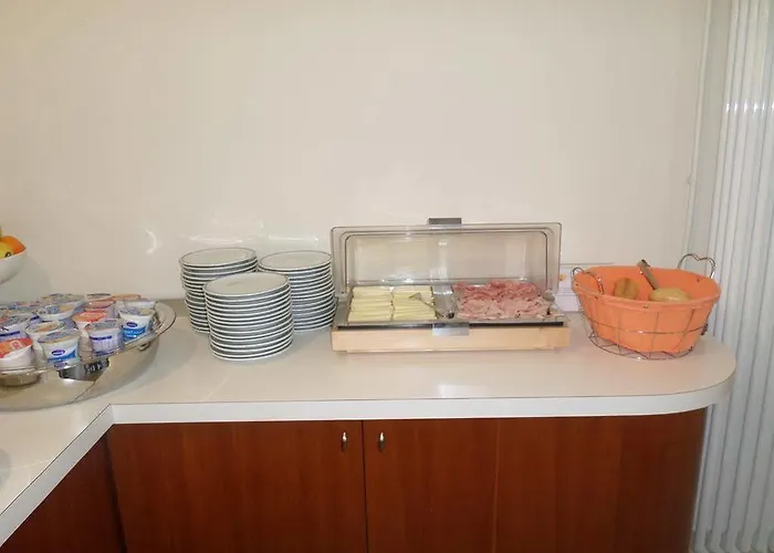 伽勒尼卡佩涅尔拉酒店 2*